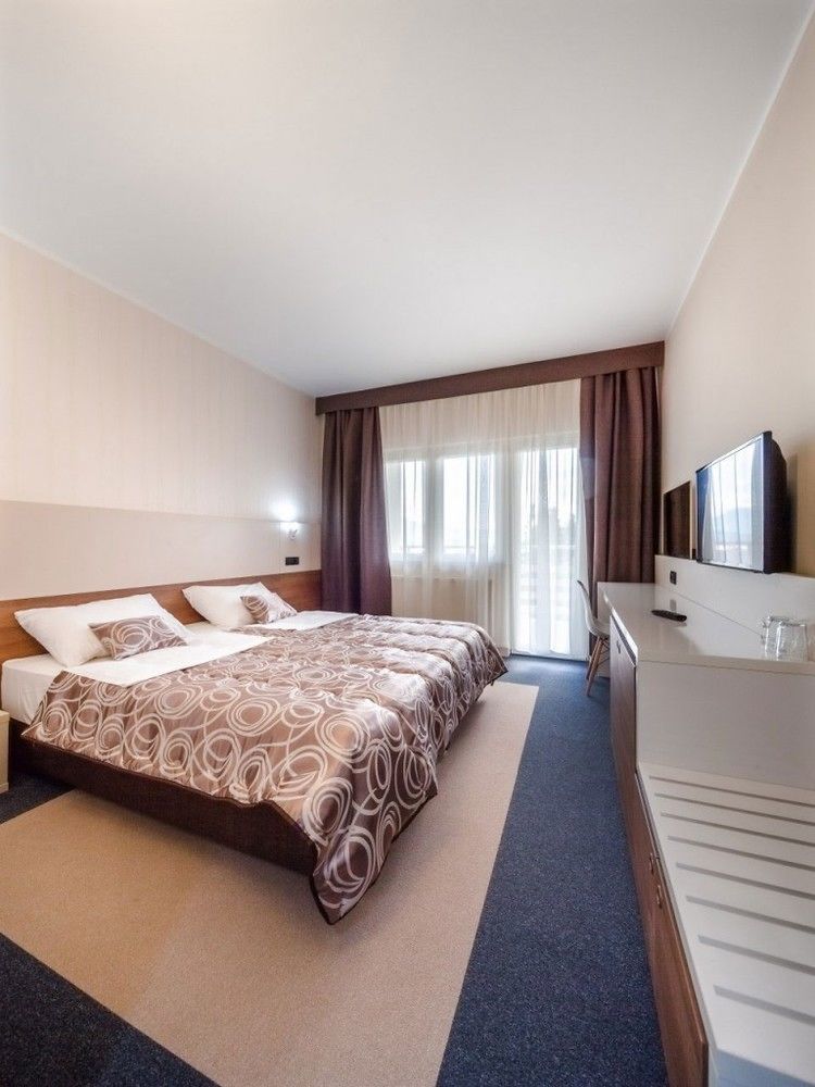 Hotel Macola Korenica Exteriér fotografie